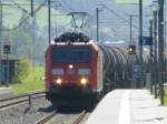 DB - Versuch einer Gegenlichtaufnahme von der Lok 185 110-4 mit Güterzug unterwegs bei Mülenen am 23.09.2014