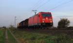 Mit einem kurzen Güterzug durchfährt 185 394-4 am 31.10.2014 Nievenheim