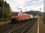 185 178 befördert den DB-Schenker Aufliegerzug am 11.11.2014 über den Frankenwald  