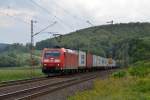 185 053-6 mit einem Containerzug am 04.08.2014 bei Einbeck-Salzderhelden.