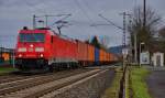 185 254-0 mit einen Containerzug bei der Durchfahrt von Ludwigsau-Friedlos in Richtung Süden am 15.12.14.