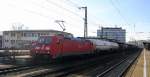185 345-6 DB steht  im Würzburger-Hbf mit einem langen gemischten Güterzug und wartet auf die Weiterfahrt in Richtung Nürnberg.