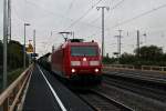 Durchfahrt am 18.04.2014 von DBSR 185 174-0 mit einem bunten Containerzug in Müllheim (Baden).
