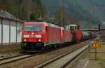 185 242-5 und 152 008-7 mit einen kurzen Güterzug bei der Durchfahrt von Probstzella am 11.03.15 zu sehen.