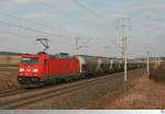 185 211 zieht einen Güterzug, gebildet aus Silowagen am 12.