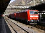 DB - Loks 185 131-0 und 185 095-7 mit Güterzug bei der durchfahrt im Bahnhof Bellinzona am  27.02.2015