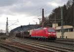 185 182-3 zieht am 28.Februar 2015 einen gemischten Güterzug durch Kronach in Richtung Saalfeld.