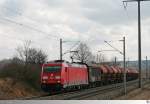 Mit ihren Güterzug hat 185 395-1 gerade den Bahnhof Neustadt an der Aisch hinter sich gelassen und fährt in Richtung Würzburg weiter.
