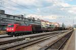 Mit einem gemischten Güterzug fuhr DBSC 185 228-4 durch den Hauptbahnhof von Regensburg Hbf.