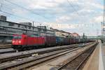 Durchfahrt am 24.06.2014 von 185 215-1 mit einem Containerzug in Regensburg Hbf gen Norden.