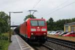 Bei Regen fuhr am 09.07.2014 die 185 017-1 mit einem Kesselzug durch den Bahnhof von Orschweier gen Norden.