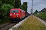 Mit einem VAG-Zug am Haken ist hier die 185 210-2 am Abend des 23.6.2015 bei der Durchfahrt in Herrath gen Aachen zu sehen.