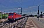 185 205-2 zieht am 17.06.15 einen gemischten Güterzug durch den Bhf.von Eisenach.