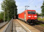 185 402-5 DB Schenker Rail kommt durch Kohlscheid mit einem langen Audi-VW-Zug aus Osnabrück nach Kortenberg-Goederen(B) und fährt die Kohlscheider-Rampe hoch nach Aachen-West und fährt
