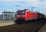Von der Riedbahn kommend wechsel die 185 055-1 auf die Strecke nach Bischofsheim.