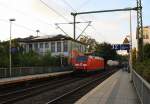 185 077-5 DB  kommt aus Richtung Aachen-West mit einem langen Containerzug aus Genk(B) nach Verona(I) und fährt durch Aachen-Schanz in Richtung