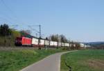 185 319-1 zieht am 19.April 2015 den DB Schenker-KLV durch Gundelsdorf in Richtung Saalfeld.