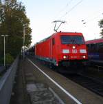185 357-1 DB  kommt die Kohlscheider-Rampe hoch aus Richtung Neuss,Herzogenrath mit einem langen Audi-VW-Zug aus Osnabrück nach Kortenberg-Goederen(B) und fährt durch Kohlscheid und