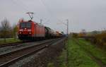 185 013-0 mit einen gemischten Güterzug bei Thüngersheim am 27.10.15.