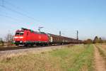 Mit einem gemischten Güterzug fuhr am 31.10.2014 die 185 124-5 bei Hügelheim auf der KBS 703 in Richtung Schweizer Grenze.