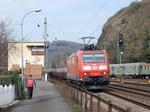 185 089-0 kam mit einem Stahlzug durch Linz am Rhein Richtung Koblenz gefahren.