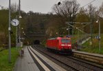 Als Schadlok ist die 185 169 hier durch Binau schleichend in Richtung Heidelberg unterwegs am Samstag den 9.4.2016