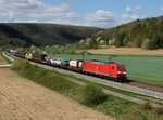 Die 185 198 mit einem Güterzug am 18.04.2015 unterwegs bei Harrbach.