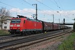 185 096-5 am 18.04.2015 mit einem gemischten Güterzug bei der Durchfahrt vom Bahnhofsbereich von Müllheim (Baden) in Richtung Basel.