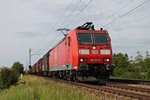 Mit einem gemischten Güterzug nach Italien fuhr am 12.05.2015 die Mannheimer 185 111-2 bei Hügelheim in Richtung Schweizer Grenze.