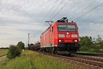 185 117-9 am 12.05.2015  mit einem gemischten Güterzug nördlich von Müllheim (Baden) bei Hügelheim und fuhr gen Süden.