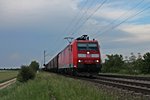 185 137-7 am 13.05.2015 mit einem gemischten Güterzug aus Mannheim Rbf bei Hügelheim und fuhr gen Schweizer Grenze.