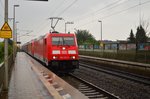 Am heutigen Nachmittag kommt 185 235-9 mit einem langen Lokzug durch Klein-Gerau gefahren.