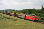 185 304-3 mit einem gemischten Güterzug in Zschortau, am 19.06.2016.