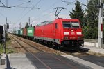 185 269 mit Güterzug bei der Haltestelle Muckendorf - Wipfing am 29.07.2016.
