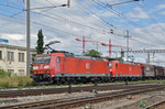 Doppeltraktion, mit den DB Loks 185 096-5 und 185 087-4, durchfahren den Bahnhof Pratteln.