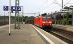 185 147-6 DB kommt durch Herzogenrath aus Richtung Neuss mit einem langen Audi-VW-Zug aus Osnabrück nach Kortenberg-Goederen(B) und fährt in Richtung