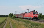 Am 11.06.2015 fuhr 185 091-6 mit einem gemischten Güterzug südlich von Buggingen in Richtung der Schweizer Grenze.
