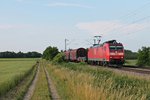 185 130-2 am Nachmittag des 11.06.2015 mit einem gemischten Güterzug nach Italien südlich von Buggingen auf dem Weg gen Basel.