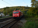 Auch am gesterigen 13.10.2016 gab es schon Gegengleisbetrieb, als die 185 296-1 mit einem Schiebewandwagenzug am Haken gen Neckarelz durch Neckargerach gefahren kam.