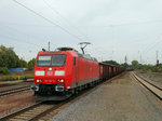 DB Cargo 185 181-5 mit Güterzug der mit Schrott beladen ist am 15.10.16 in Babenhausen vom Bahnsteig aus fotografiert