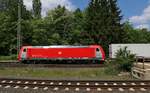 Im Seitenprofil: 185 330-5 rollt mit einem Containerzug in Eichenberg langsam auf ein rotes Signal zu.