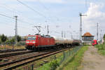 Mit einem überschaubaren Güterzug verlässt 185 063 den Güterbahnhof in Lutherstadt (Wittenberg)-Piesteritz.
