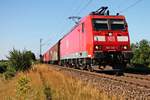 Mit einem gemischten Güterzug (Mannheim Rbf - Chiasso) fuhr am 10.07.2015 die Mannheimer 185 140-1 bei Hügelheim gen Süden.