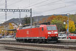 DB Lok 185 115-3 durchfährt den Bahnhof Sissach.