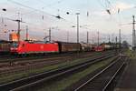 Durchfahrt am 05.08.2015 bei den ersten Sonnenstrahlen des Tages von 185 007-2 mit einem gemischten Güterzug in Basel Bad Bf, den sie über den Rhein in den Rangierbahnhof Muttenz brachte.