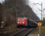 185 253-2 DB  kommt die Kohlscheider-Rampe hoch aus Richtung Neuss,Herzogenrath mit einem Audi-VW-Zug aus Osnabrück nach Kortenberg-Goederen(B) und fährt durch Kohlscheid in Richtung
