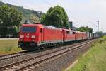 185 210-2 mit den Wagenloks 151 153-4, 185 049-4 und 145 040-2 und KLV-Zug in Richtung Bonn.