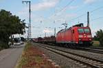 Am 18.08.2015 bespannte 185 033-8 einen kurzen gemischten Güterzug, als sie durch Müllheim (Baden) in Richtung Basel fuhr.