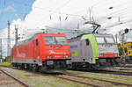 Lok 185 620-1 und die Re 486 505-1 stehen beim Badischen Bahnhof nebeneinander.