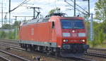 DB Cargo AG [D] mit  185 084-1  [NVR-Nummer: 91 80 6185 084-1 D-DB] am 02.09.19 Durchfahrt Bahnhof Flughafen Berlin Schönefeld.